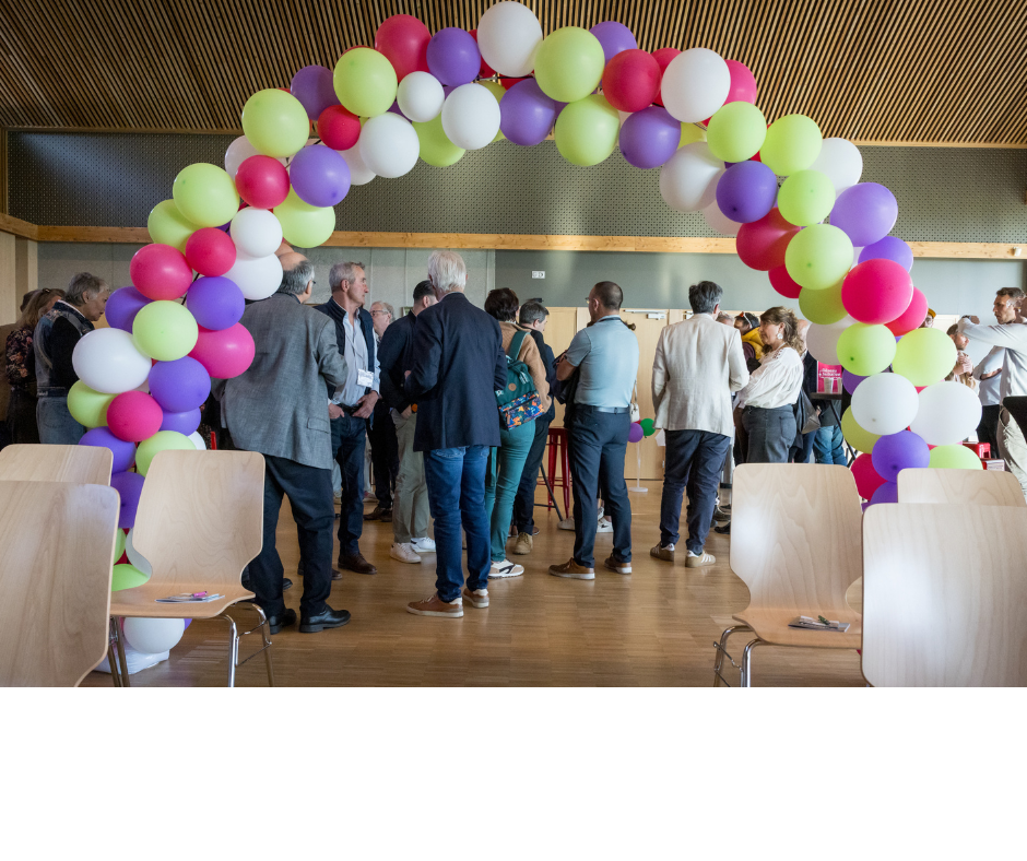 Salle avec arche en ballons